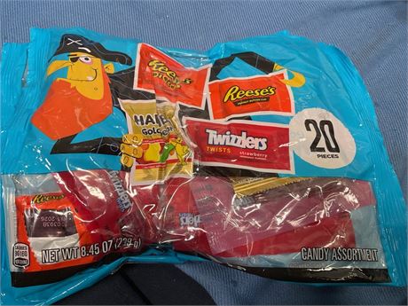 Candy Assortment Reese’s Reese’s pieces Gold Bears Twizzlers  20 pieces 8.45oz