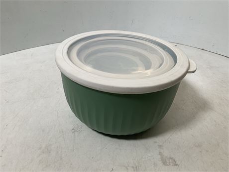 4 piece rubber bowls with tops