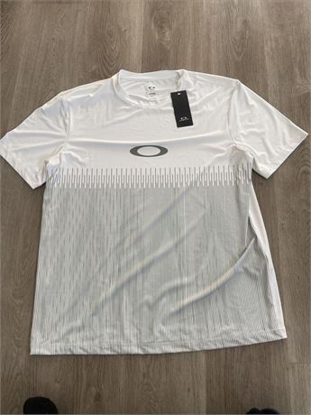 Oakley Ellipse Logo Rash guard White Green Athletic Shirt
Medium