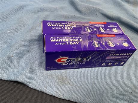 Crest 3D White Stain Eraser Teeth Whitening Toothpaste, Polishing Mint, 2.7 OZ