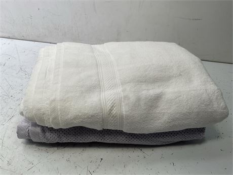 2-HEINSTON Towels 
100% Cotton
Different Styles & Colors .