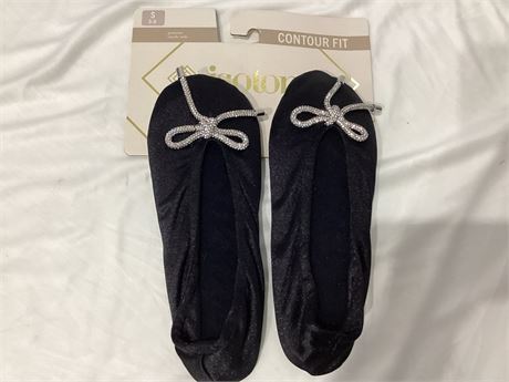Isotoner contour fit Black slippers size 5-6