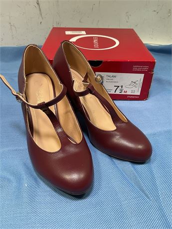 Journee Women's Talani T-strap Dress Pumps
